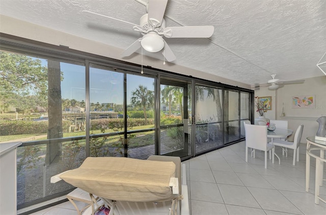 sunroom with ceiling fan