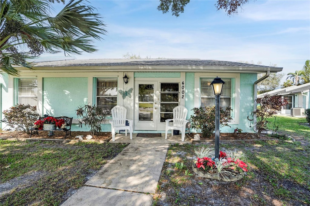 view of front of home with a porch and a front yard