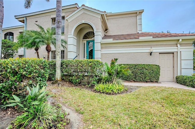 view of front of house with a front lawn