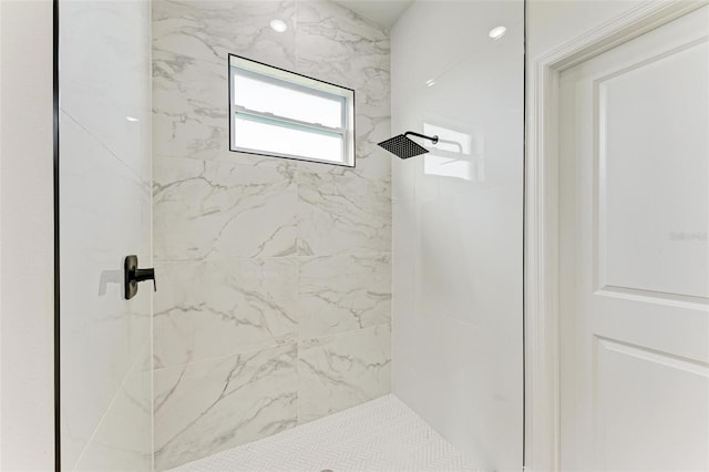 bathroom featuring a tile shower