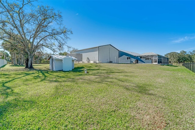 view of yard featuring a shed