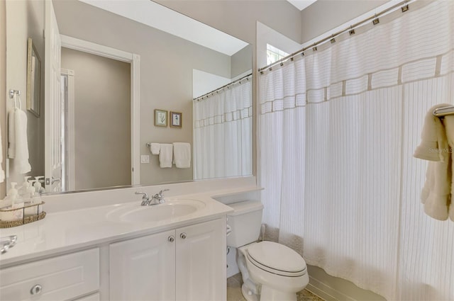 full bathroom with shower / bath combination with curtain, vanity, and toilet