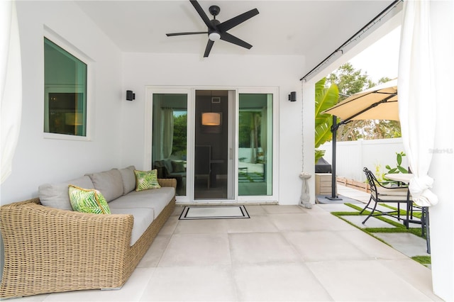 sunroom with ceiling fan