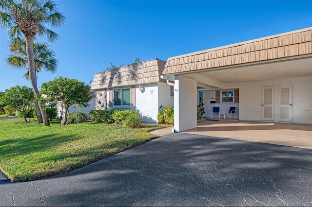 view of front of home featuring a front yard and a carport