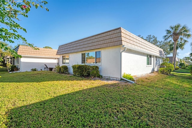 view of side of property featuring a lawn