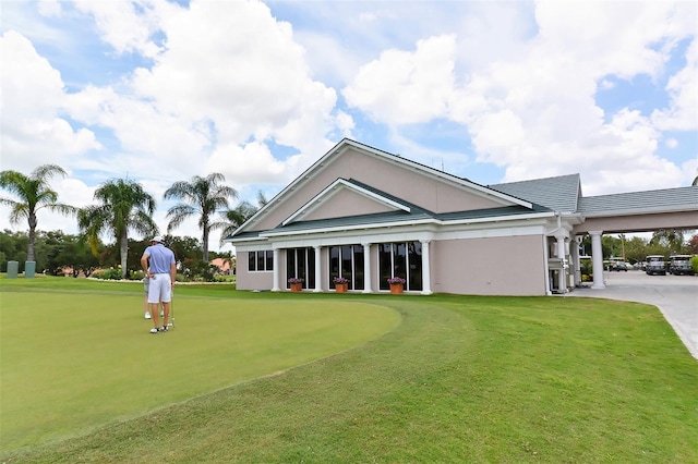 view of front facade featuring a front lawn