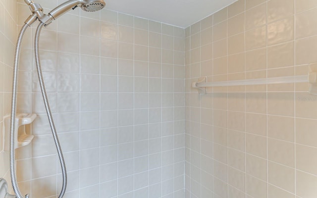 bathroom featuring tiled shower