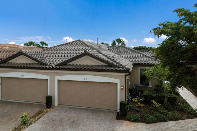 view of front facade featuring a garage