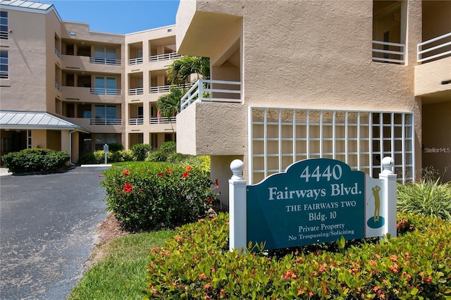 view of community / neighborhood sign