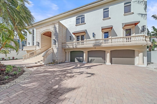 view of front facade featuring a garage