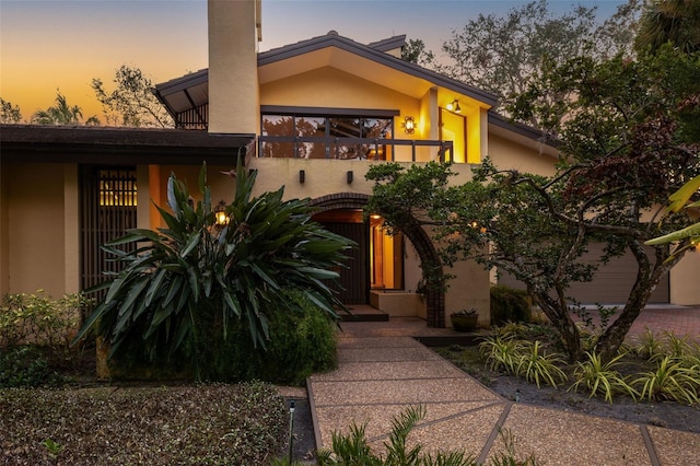 view of front of property featuring a balcony