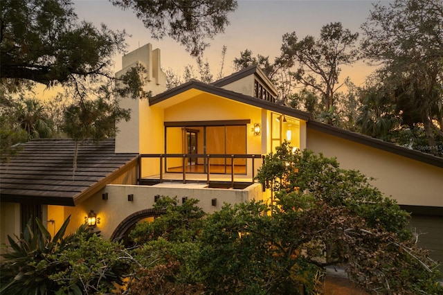 view of back house at dusk