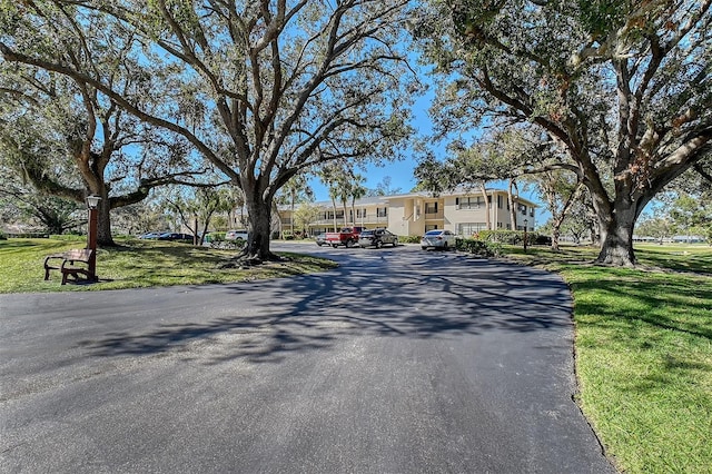 view of front facade featuring a front yard