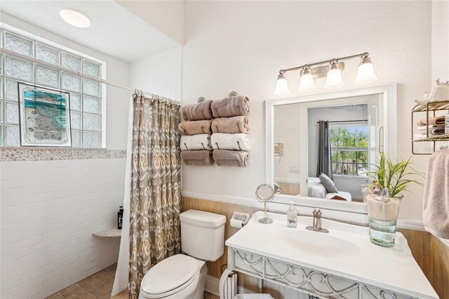 bathroom featuring sink, curtained shower, and toilet