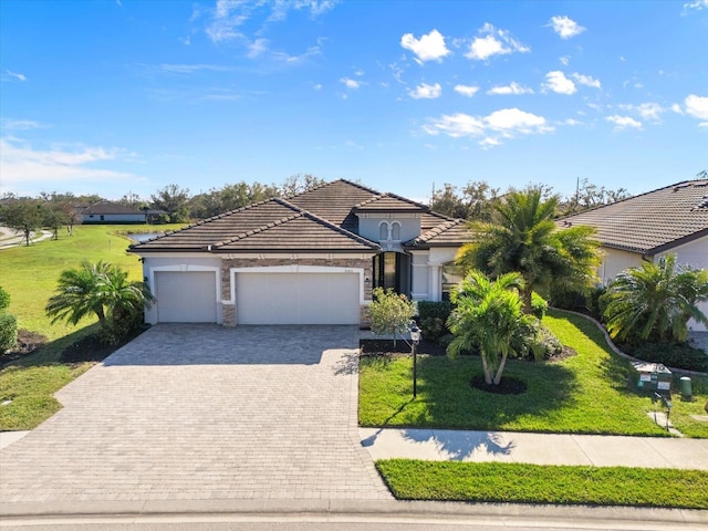 view of front of home featuring a front yard and a garage