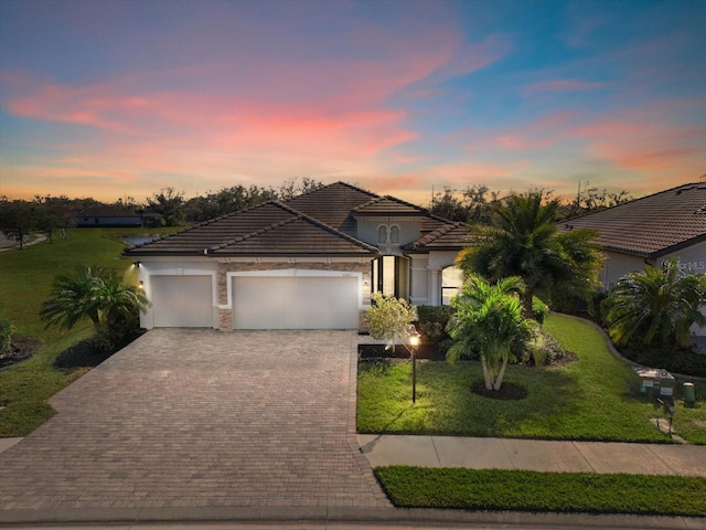 view of front of home featuring a yard and a garage