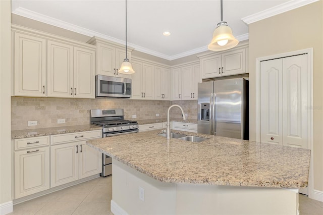 kitchen featuring a center island with sink, stainless steel appliances, a sink, and decorative light fixtures