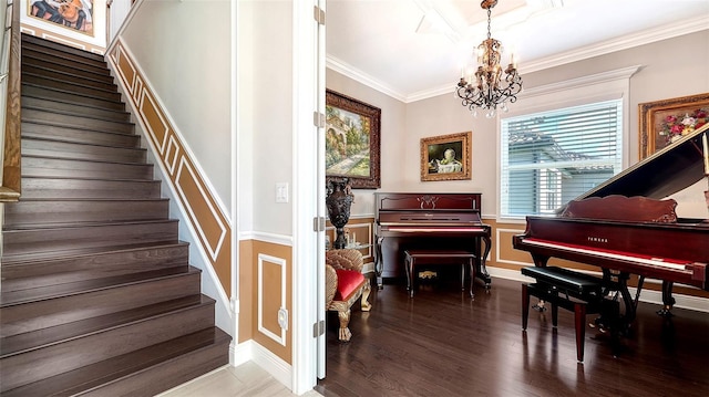 misc room with ornamental molding, a notable chandelier, and hardwood / wood-style floors