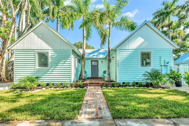 view of front of house featuring a front yard