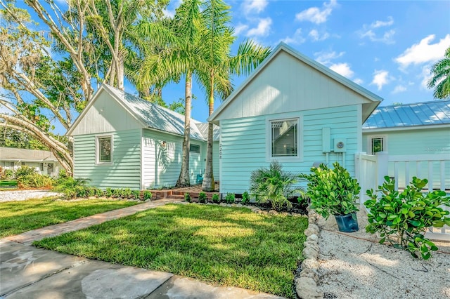 view of front of house featuring a front yard