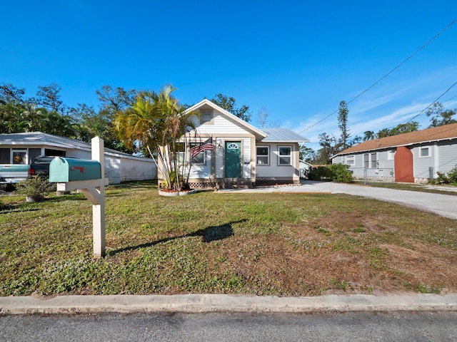 view of front of home featuring a front yard