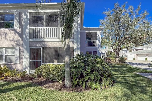5697 Sheffield Greene Cir Unit 51, Sarasota, FL 34235 - back of property featuring stucco siding and a yard