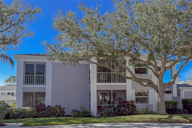 5697 Sheffield Greene Cir Unit 51, Sarasota, FL 34235 - view of front of house featuring stucco siding and a front lawn
