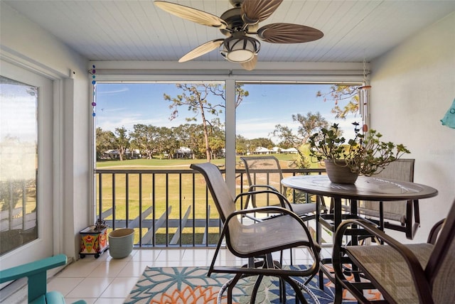 sunroom / solarium with ceiling fan