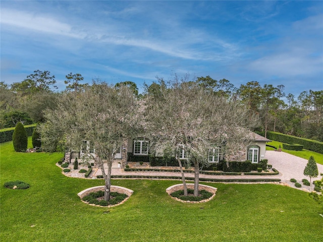 view of front of property featuring a front lawn