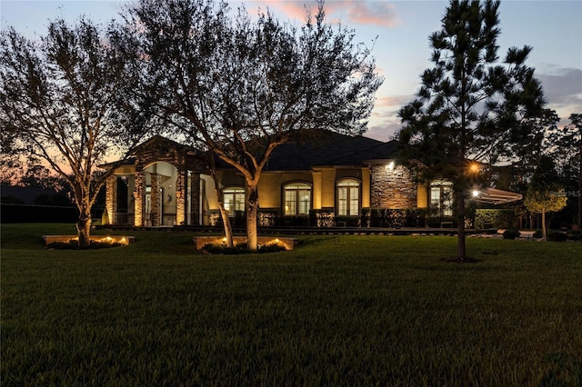 view of front of property featuring a lawn