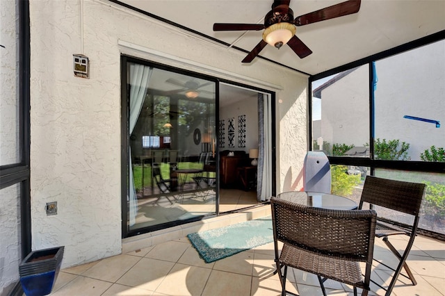 sunroom with ceiling fan