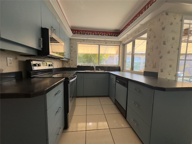 kitchen featuring light tile patterned floors, sink, gray cabinets, stainless steel appliances, and kitchen peninsula