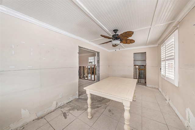 sunroom with ceiling fan