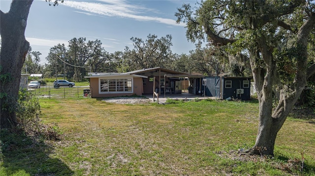 view of front of home with a carport and a front yard