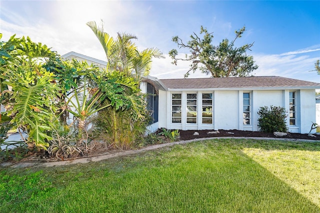 view of front of property featuring a front lawn