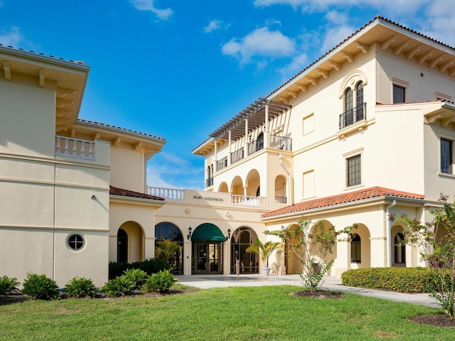 exterior space featuring a lawn