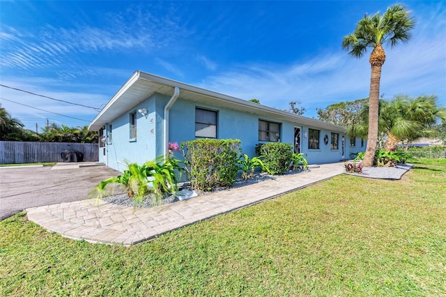 view of front of house featuring a front lawn