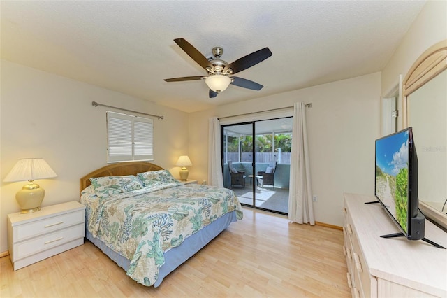 bedroom with access to exterior, a textured ceiling, light hardwood / wood-style floors, and ceiling fan