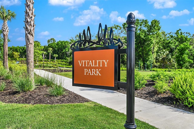 community / neighborhood sign featuring a lawn