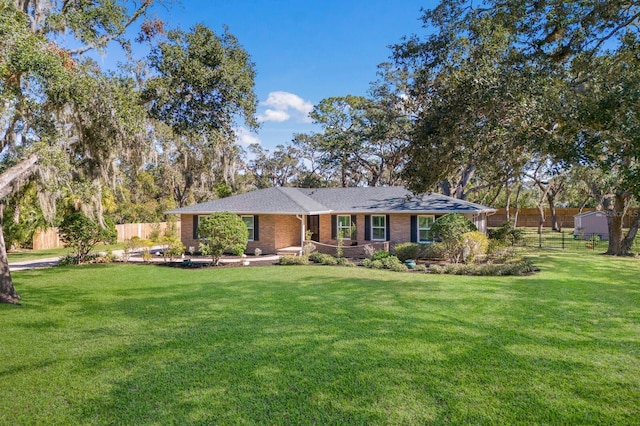 ranch-style house featuring a front yard