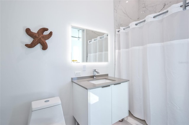 bathroom featuring a shower with curtain, vanity, and toilet