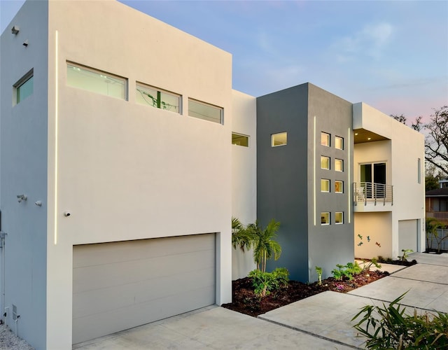 view of front of property featuring an attached garage and stucco siding