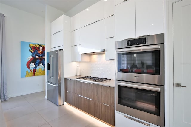 kitchen with stainless steel appliances, tasteful backsplash, modern cabinets, and light countertops