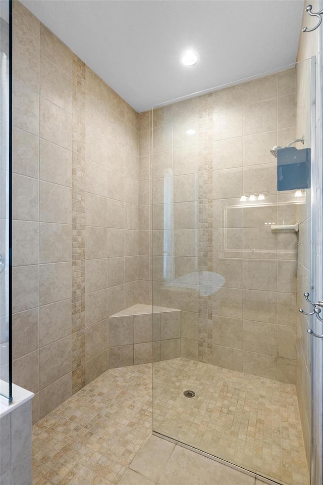 bathroom featuring a tile shower