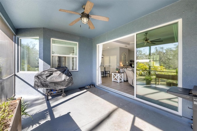 sunroom with ceiling fan