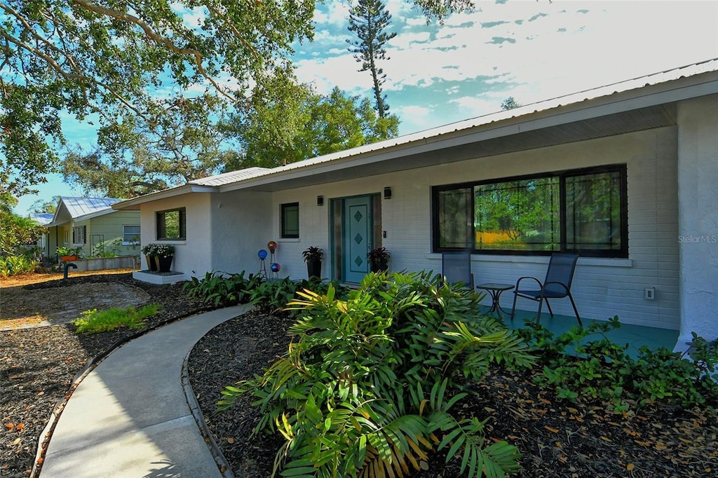 ranch-style home featuring a porch