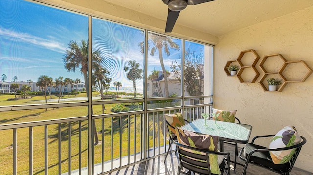 sunroom with ceiling fan