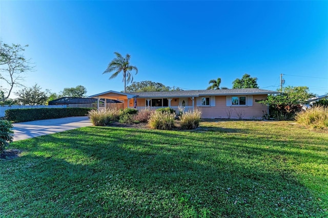 ranch-style home featuring a front lawn