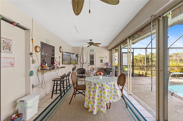 sunroom featuring ceiling fan