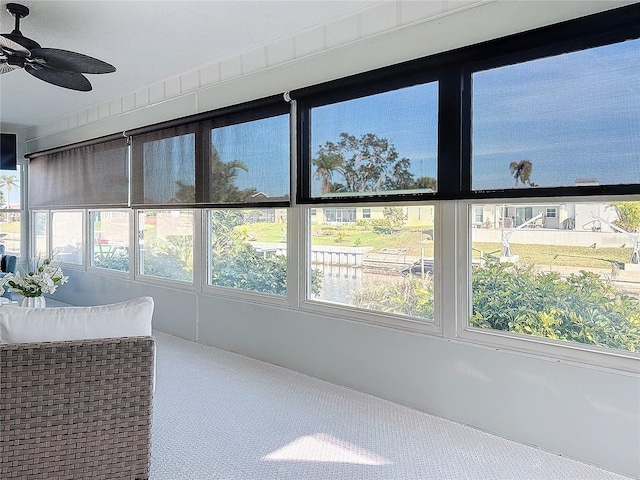 sunroom with ceiling fan